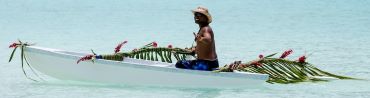 Homme tenant des rames, dans une barque